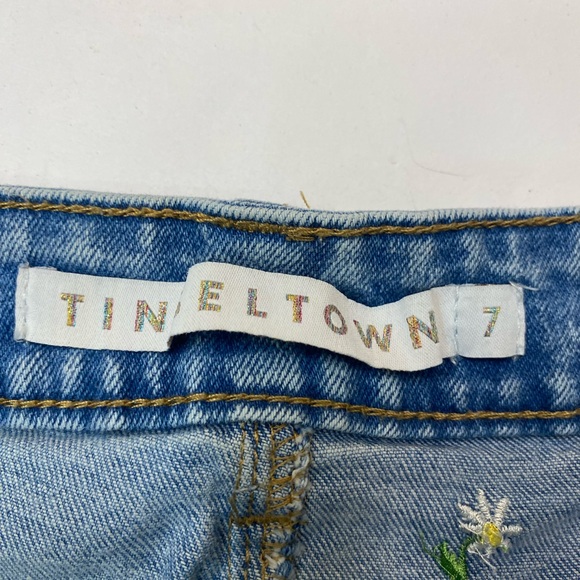 Tinseltown Mushroom Embroidered Frayed Denim Shorts Size 7 - Picture 8 of 13